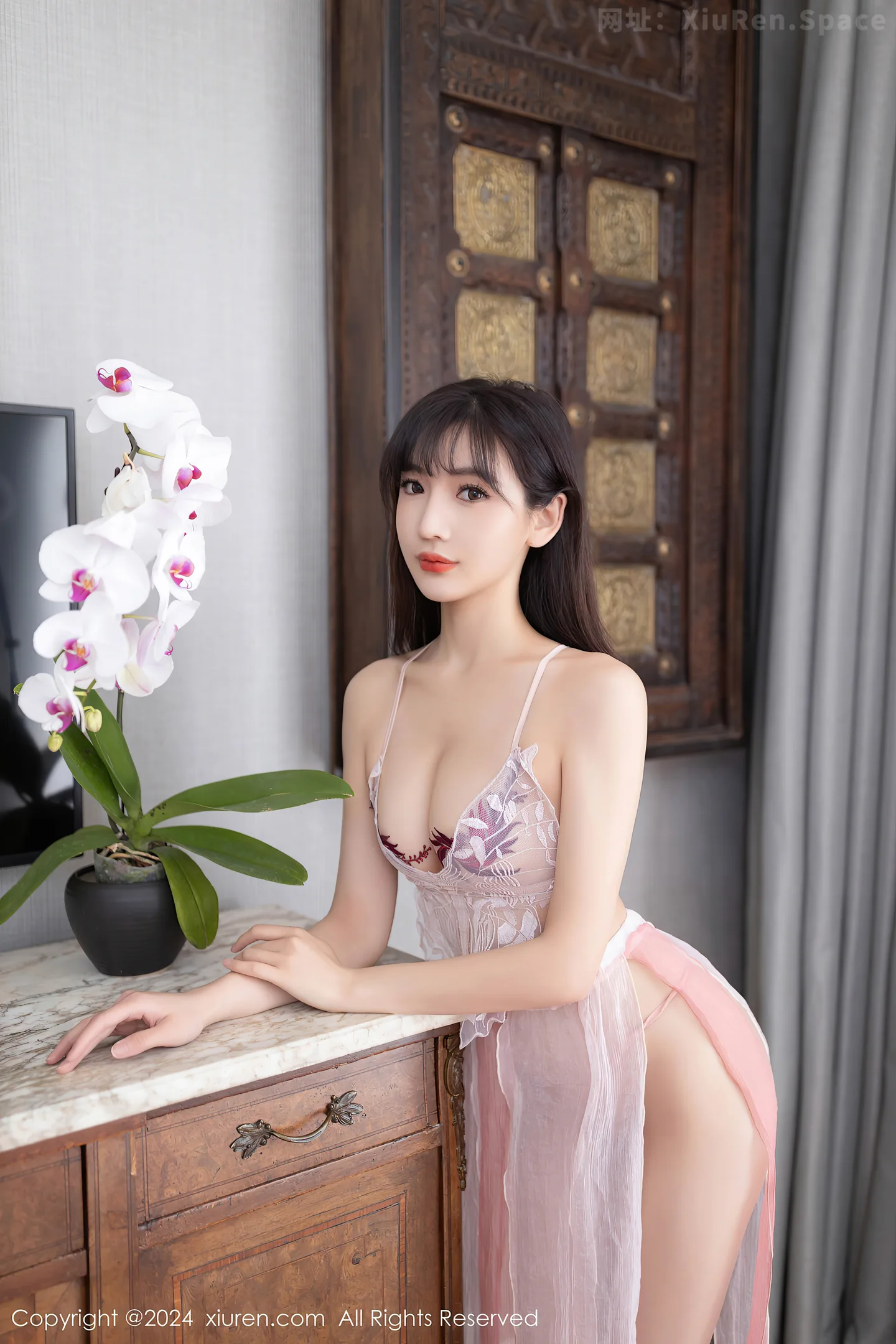 图片[4]-[XiuRen秀人网]VOL.8954 模特陆萱萱性感粉色薄纱裙露粉色内衣配超薄肉丝撩人诱惑写真80P-秀人网官方网站